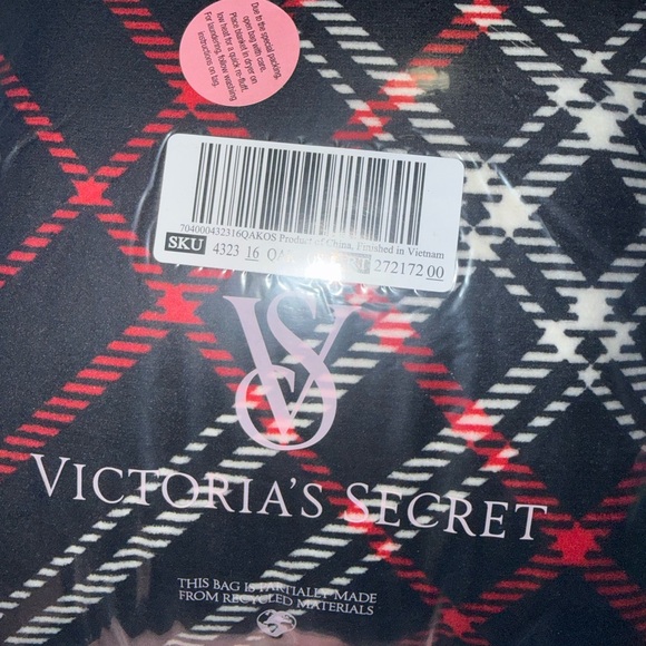 🖤Victoria’s Secret Cozy-Fleece Blanket - Black/Red/White Plaid - NWT - 60” x 50” - Picture 6 of 8